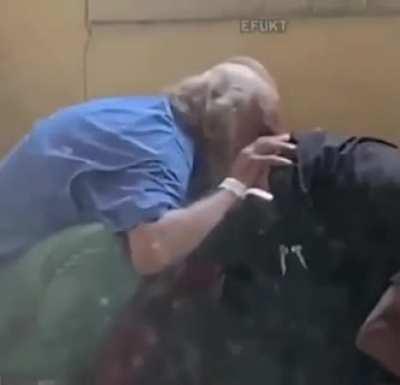 Крековый торчок вдувает напарнику