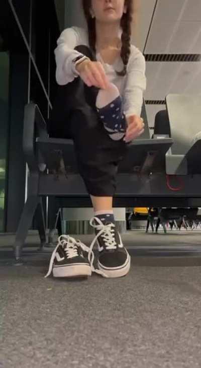 Crazy me, doing self worship at the airport 🥵