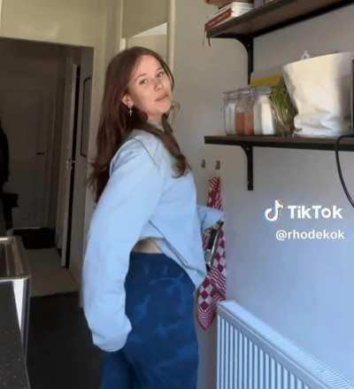 Rhode Kok showt haar kont