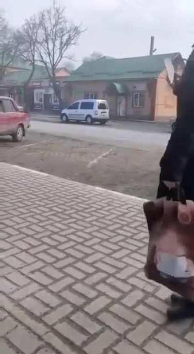 Cocktail molotov atirado por civil Ucraniano