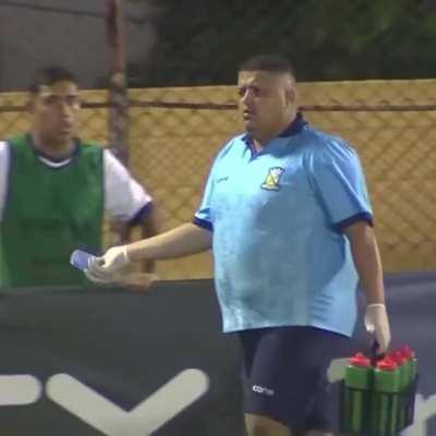 Nem o cara da água escapou do juiz 