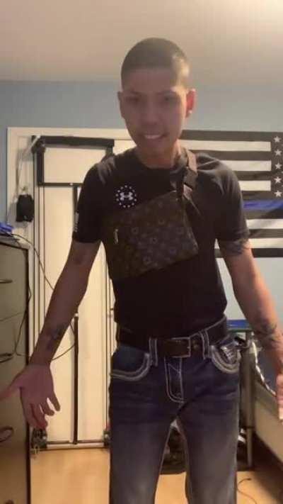 Flexing that $1 bill 🥵🥵