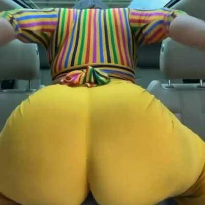 Ghetto Barbie (@heyghettobarbie)