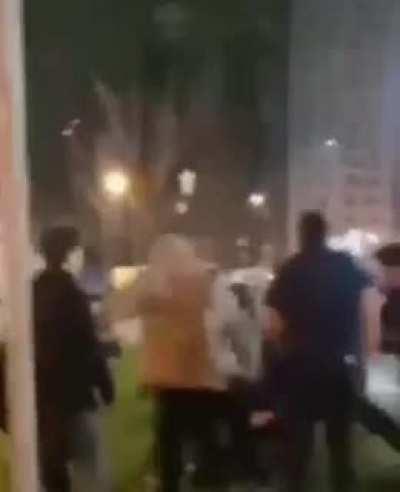 Четверо кавказцев избили мужчину, который был с ребёнком. Мужчина умолял отстать от него, чтобы не пугать ребёнка, но один из нападавших кричал: «Е**л я тебя и твоего ребёнка». Видео снято в Новой Москве, поздно вечером в районе Новые Ватутинки.