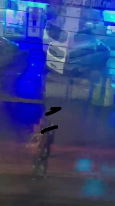 Gece 4 dışarı baktım yağmurda beraber ıslanıyolardı ben de arkaya müzik koydum 💖