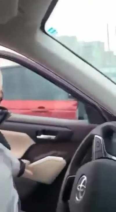 Red Range Rover driver is cutting off the car with Ukrainian flag and tries to smash the passenger window