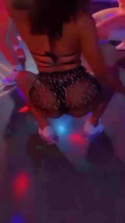 She's a rider (@1talii_don)