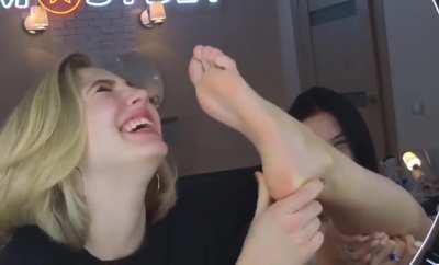Lesbian feet worship is 🔥. Look how passionately she licks her friends soles 🦶🏼