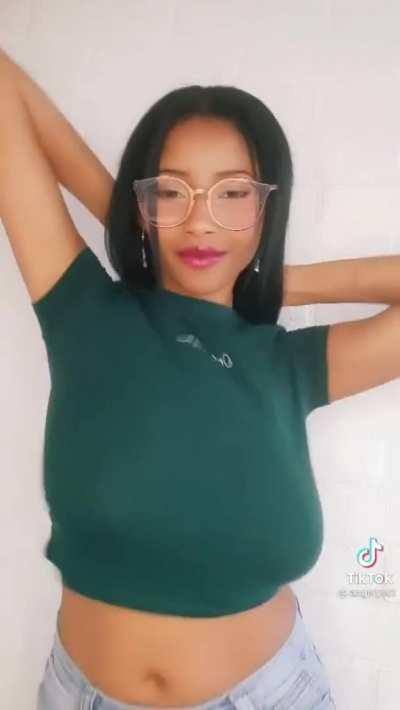 Angelysc has the tetas grandes