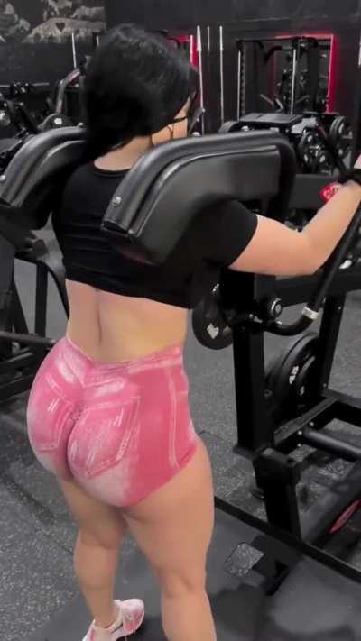 Fitness milf emme.cavazos is her name!