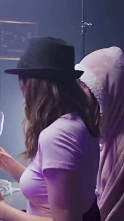 Boobs look to good in this shirt 😩💕