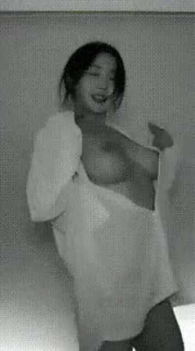 Anyone know who this bouncy Korean girl is?