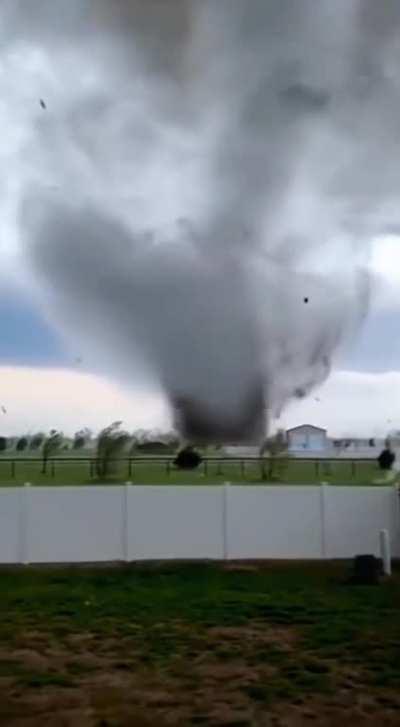 🔥 This tornado tearing through a small town