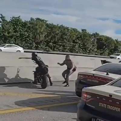 Quando o governo não atrasa o salário do polícia