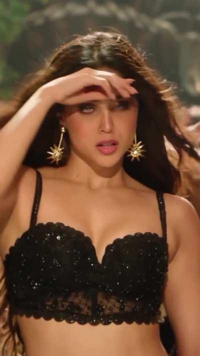 Sharvari Wagh Hot Dance 🔥🥵