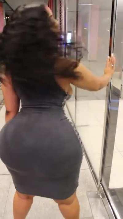 This girl thicker than a snicker