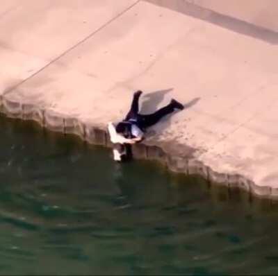 Police officer saves the dog