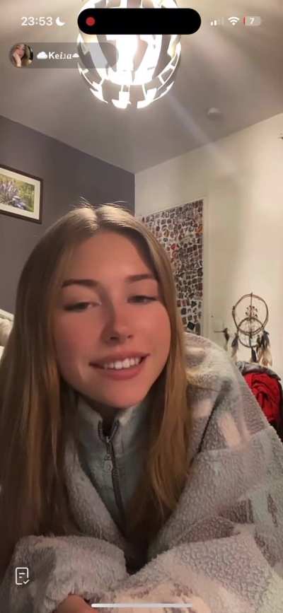 Cute face, beautiful feet 