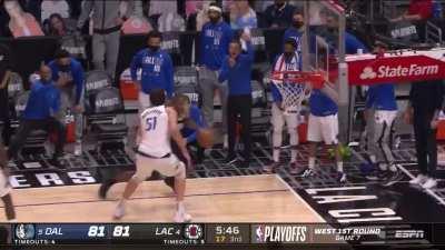 [Highlight] Kawhi drives baseline and throws down the dunk