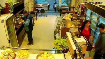 San Martín: Malviviente entró a afanar y cuando entraron clientes se hizo pasar por el panadero