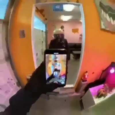 Ayuda, me duele mucho la cabeza.