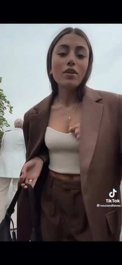 @nourandfatma stijve tepels😋