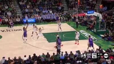 [Highlight] Giannis sticks it from long range. With 52 points and counting so far, he’s scored 40+ eight times and 50+ three times since mid December (17 games)