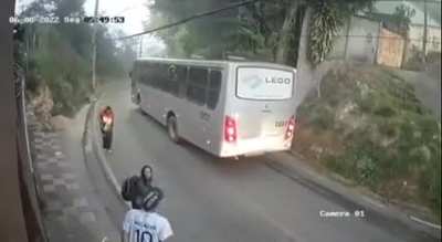 People get out of the bus to defend a woman being assaulted (2022).