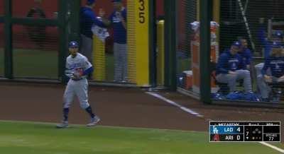 [Highlight] [Highlight] Mookie Betts makes it look easy with a sliding catch in the outfield