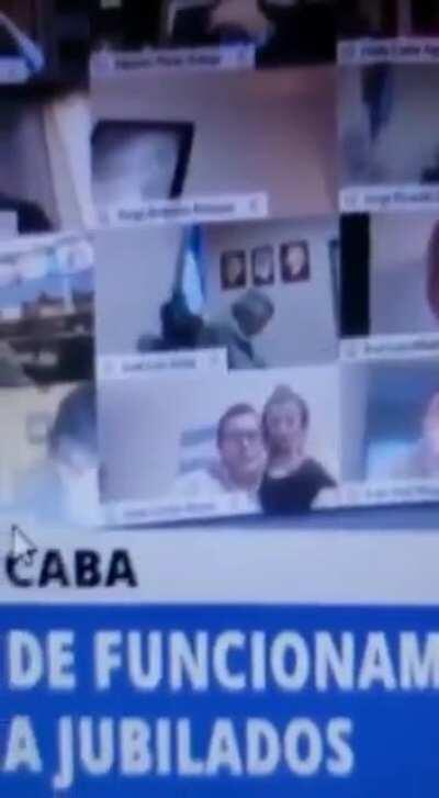 Diputado Kirchnerista besa los pechos de su mujer en plena sesión. No hay remate.