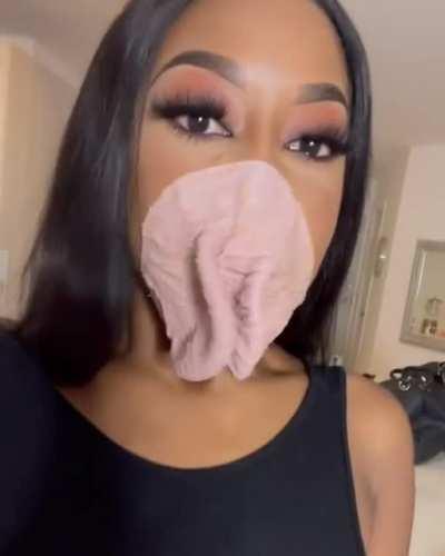 М9, масочку не забыла?