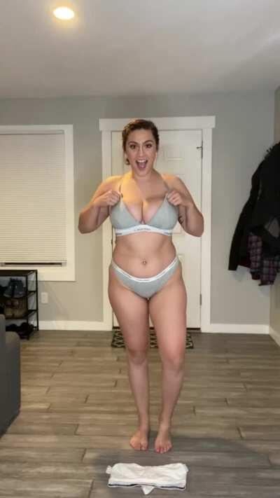 Busty TikTok Babe 😍