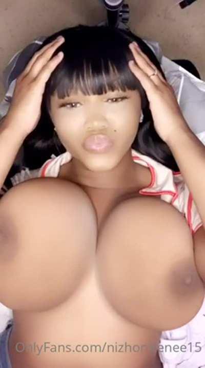 She gat does melons 🍉