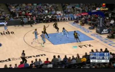 [Highlight] Gary Payton II finishes a difficult lob from Steph Curry