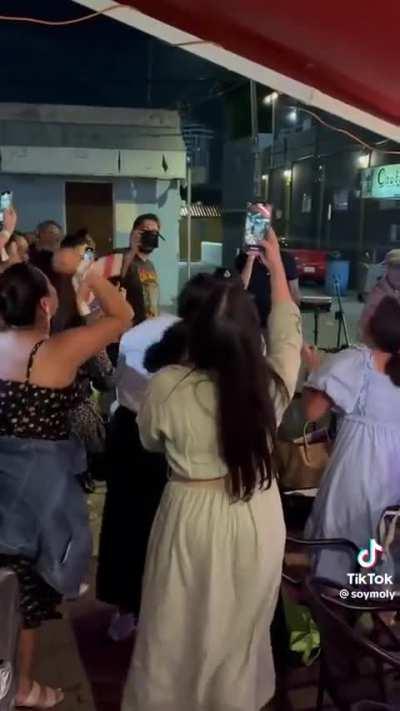 Cuando en el karaoke de un bar canto #TheReason pero la gente no sabe que el cantante original y el guitarrista de Hoobastank estan alli
observando