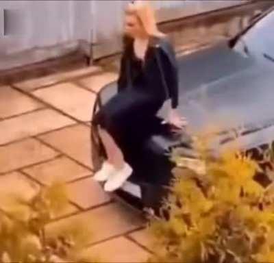 To take a photo with the Rolls Royce