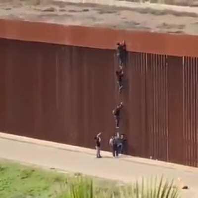 I love when people say that the border wall stops people from coming in to the U.S. Look how easy it is.. this is not counting the tunnels that bring in massive amounts of drugs and people in as well. Also cant forget the submarines and airplanes. If ther