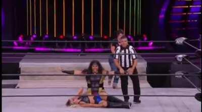 Taynara back doing what she does best