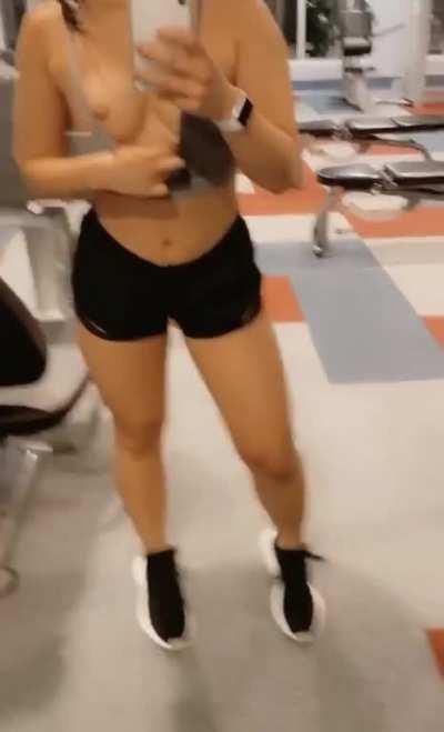 Back with my slutty gym gifs 😈