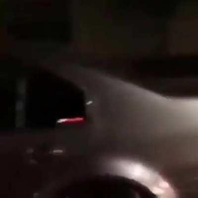 No, milei no esperaba un Uber en Once, estaba esperando a sus ñerys para irse de gira en un bora al piso.