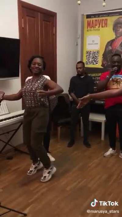 Ойся ты ойся, ты меня не бойся Ай кент би рилли тачд Ты не беспокойся. (Ночная партизанская)