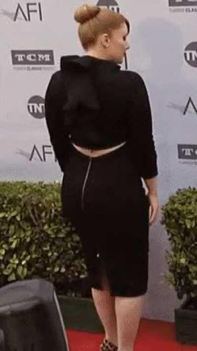 Bryce Dallas Howard has hot and sexy curves