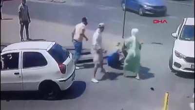 Fatih'te yabancı uyruklu olduğu belirtilen 3 kişi, tekme ve yumruklarla saldırdıkları bir kişinin çantasını çalmaya çalıştı