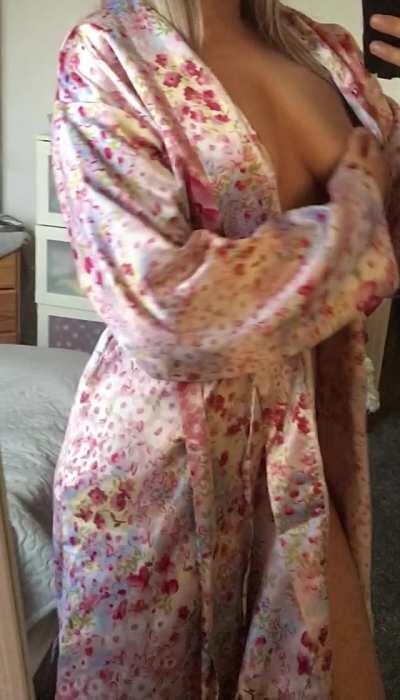 Unrevealing what’s hiding under my robe 😸
