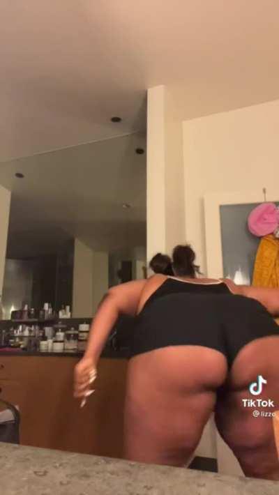 I’m in love with Lizzo’s thick ass as y’all can tell lol 😩