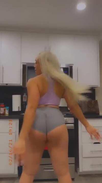 She posted this version on her IG story just now. Just a lil extra.. 🍑