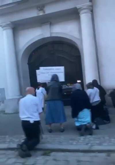 Tymczasem w kościele