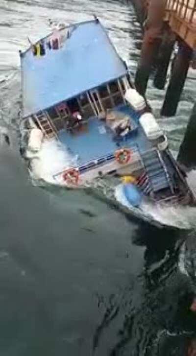 Sinking of the Tornagaleones catamaran, in the construction of the Chacao Bridge, Chile. No casualties. 2/13/2021