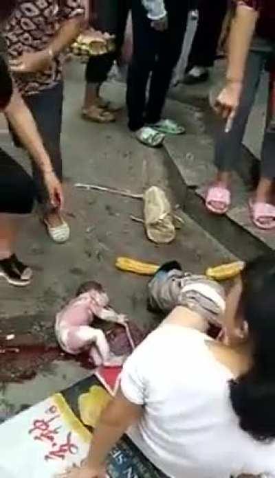 Chinese woman delivers a baby in the streets