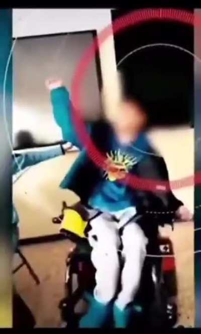 Cinco días de expulsión por vejar y maltratar a un estudiante con parálisis cerebral y grabarlo.